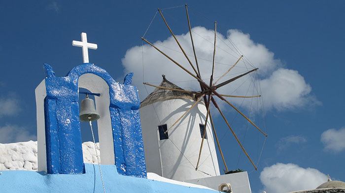 Οι διάσπαρτοι ανεμόμυλοι στην Οία