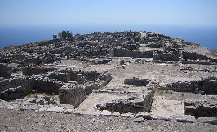 Τα ερείπια αρχαίων οικοδομών της Αρχαία Θήρας στο Καμάρι